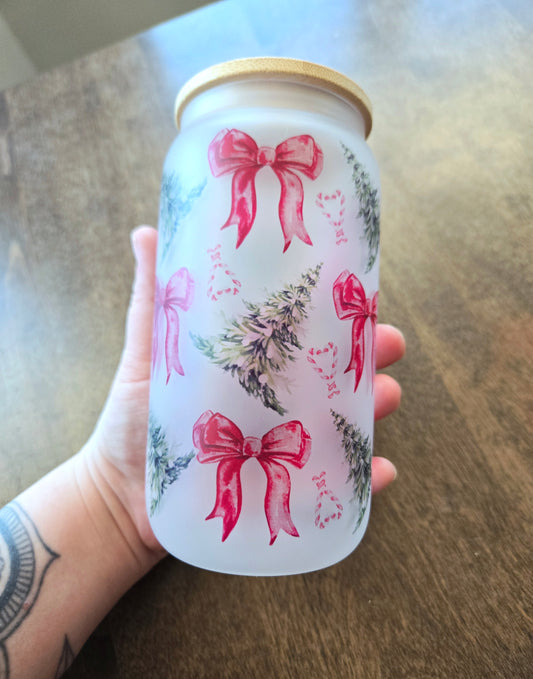 Verre boucle et sapin